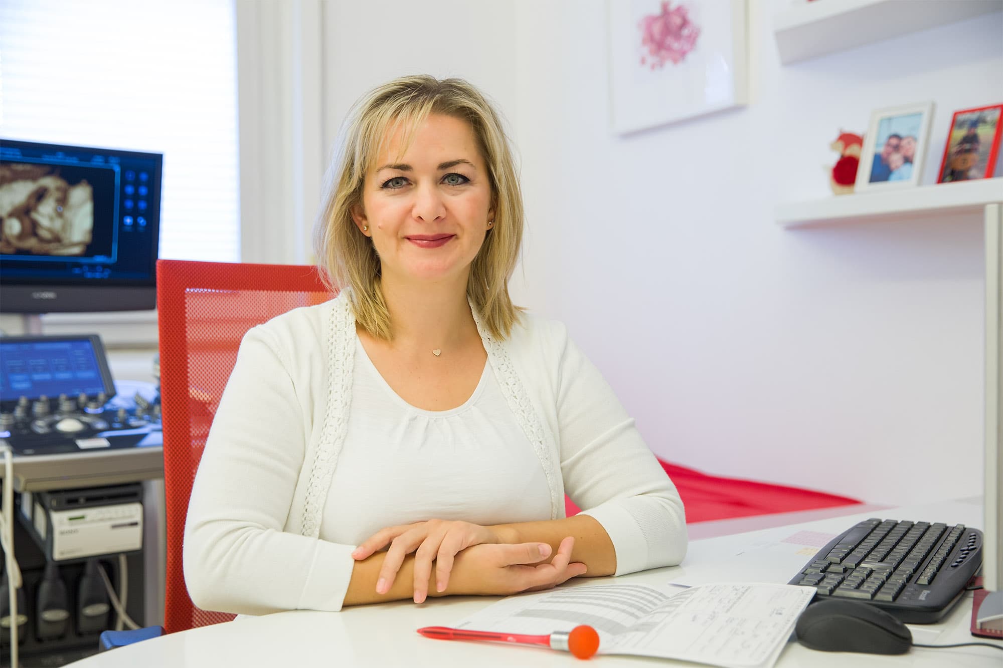 Dr. med. Monika Lakatos an ihrem Arbeitsplatz neben dem Ultraschallgerät